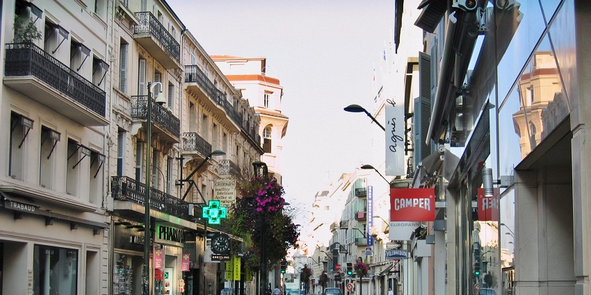 Things to do in Cannes in June include browsing stylish boutiques and designer stores along the bustling Rue d’Antibes.