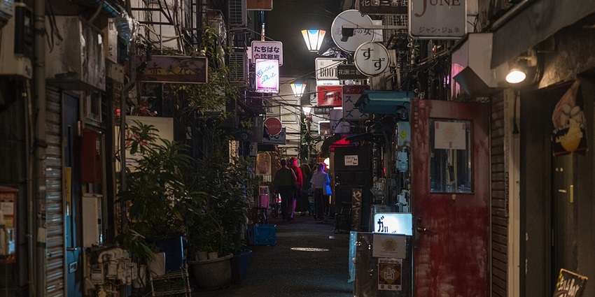 Find hidden, cozy whisky bars in Golden Gai’s narrow alleyways and quirky themed venues, among the best things to do in Shinjuku.