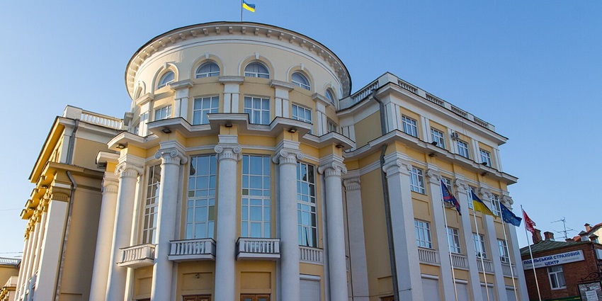 Classical-style cream buildings with large arched windows are central things to do in Vinntysia.