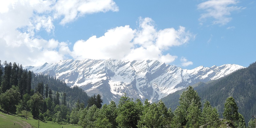 One of the things on the list of what is Manali famous for is the iconic Solang Valley