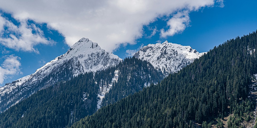 Panoramic view of Srinagar with snow-covered Himalayan mountains, one of the top places to visit in Jammu in January.
