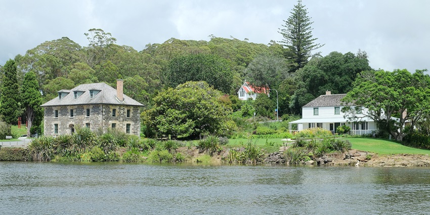 Two buildings of stone, store and Kemp House, a must-visit historical place in New Zealand