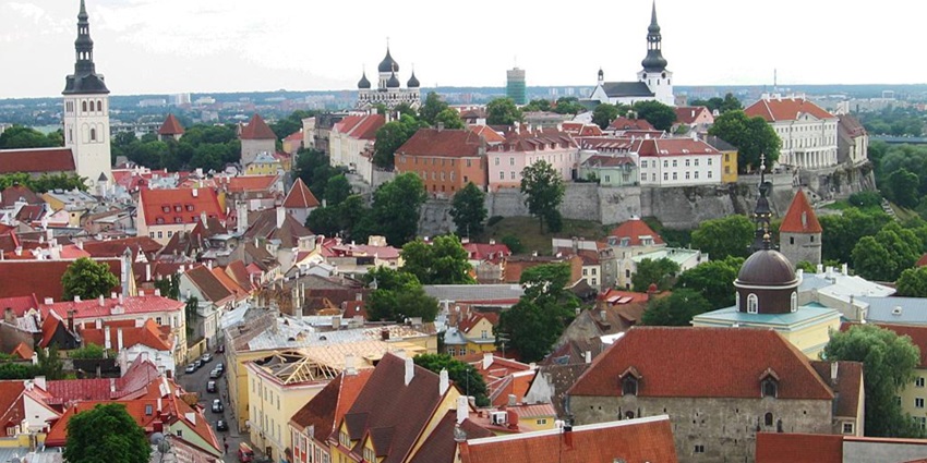 Explore the UNESCO World Heritage-listed Old Town with its medieval streets, courtyards, and city walls.