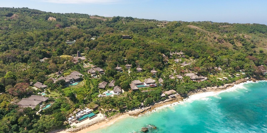 Authentic resorts on the seashore with breathtaking ocean views against dramatic skies, one of the places in Indonesia in January.