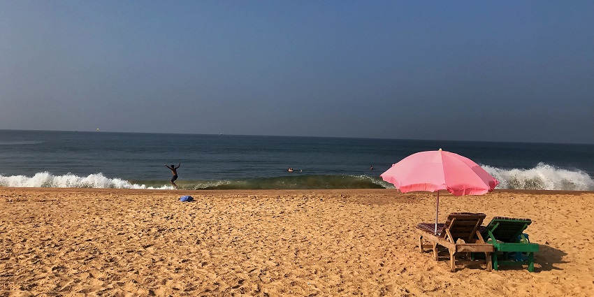 Golden sands and lively waves at Calangute Beach, Goa’s vibrant coastal destination.