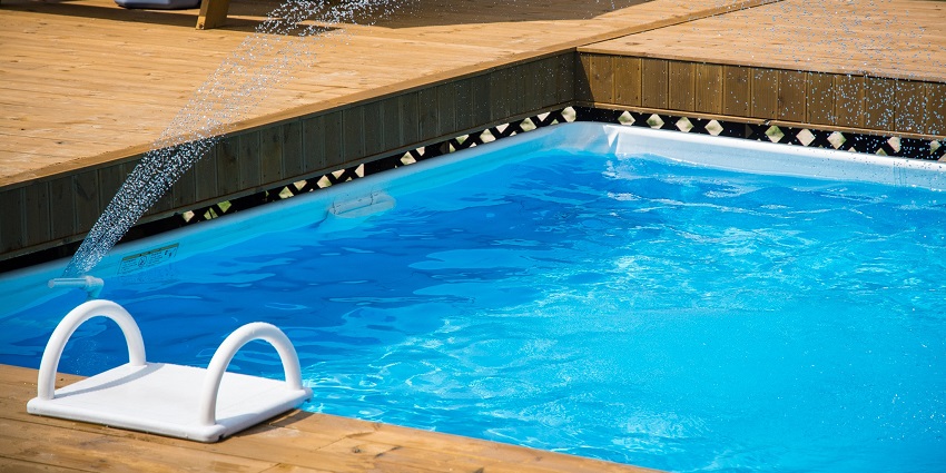 This open-air pool complex sits by the Alb River, offering water slides and diving boards.