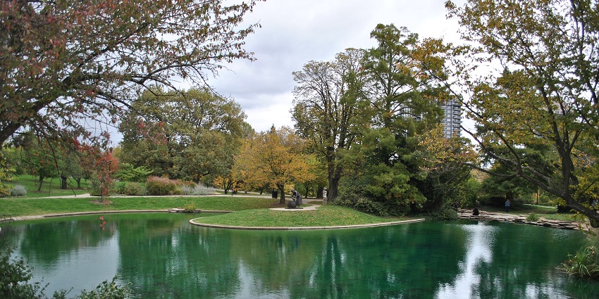 Things to do in Cincinnati include walking along scenic trails surrounded by greenery and lakes within Cincinnati’s Eden Park.