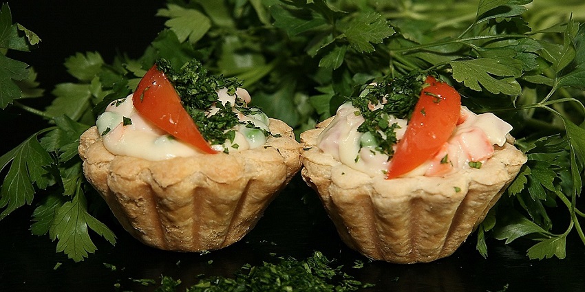 An image of a dish similar to a Danish tarteletter filled with chicken and white asparagus sauce.