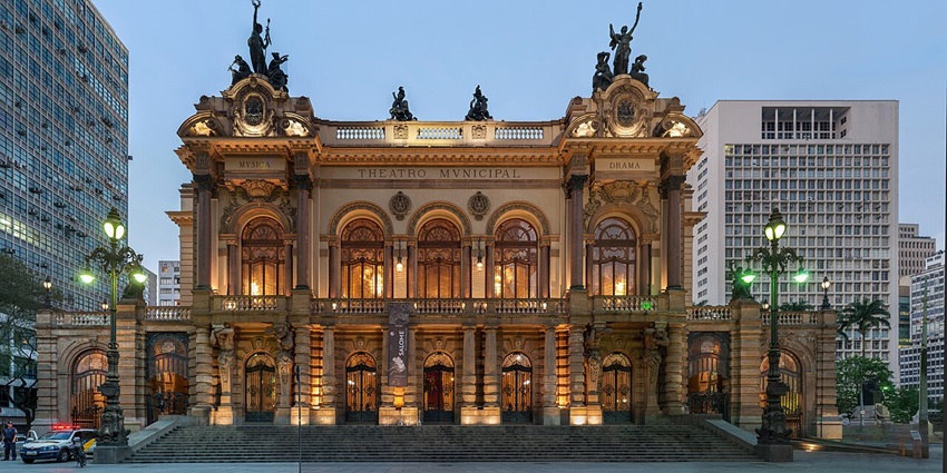 Theatro Municipal in São Paulo with detailed architecture and multiple statues on top