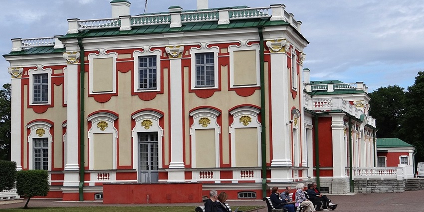 One of the top things to do in Tallinn is to explore the picturesque Kadriorg Park, where you can visit Kadriorg Palace, stroll through beautifully landscaped gardens