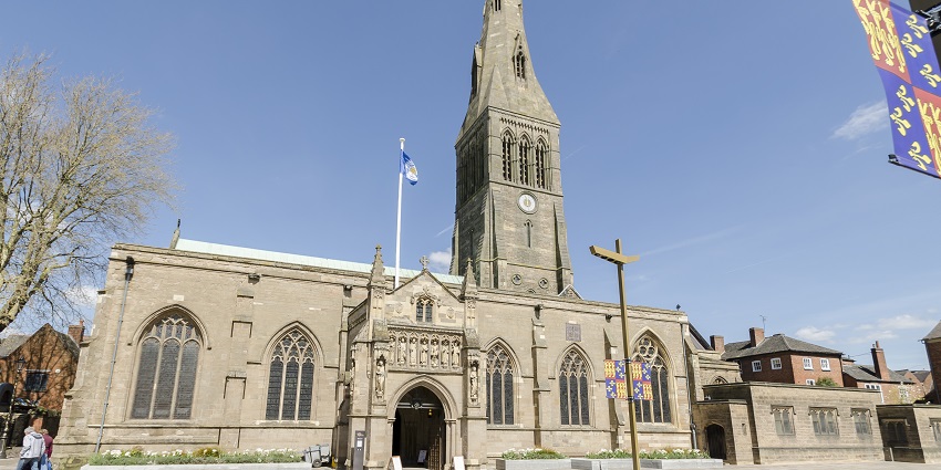 A Gothic-style cathedral that houses the tomb of King Richard III with glass windows.