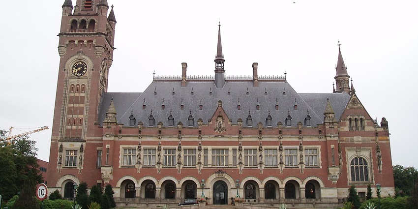 Visiting the impressive Peace Palace, home to international law institutions and stunning architecture, is one of the things to do in the Hague.