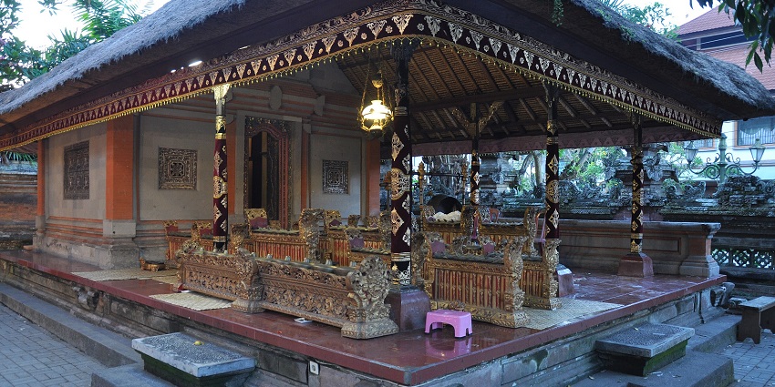 The courtyard of Ubud Palace features intricate traditional Balinese architecture, one of the places to visit in Bali in December.