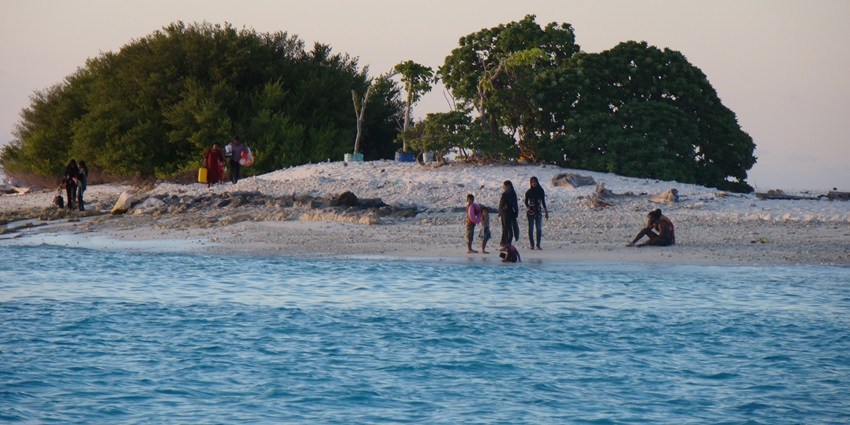 The golden sand of the Ukulhas Island, perfect for a fun picnic in the Maldives
