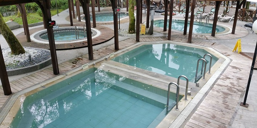 Outdoor hot pools and saunas surrounded by nature at Thermëa spa in Winnipeg.