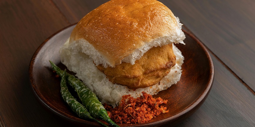 Spicy potato fritters sandwiched in a soft bun, served with chutneys and fried green chilli.
