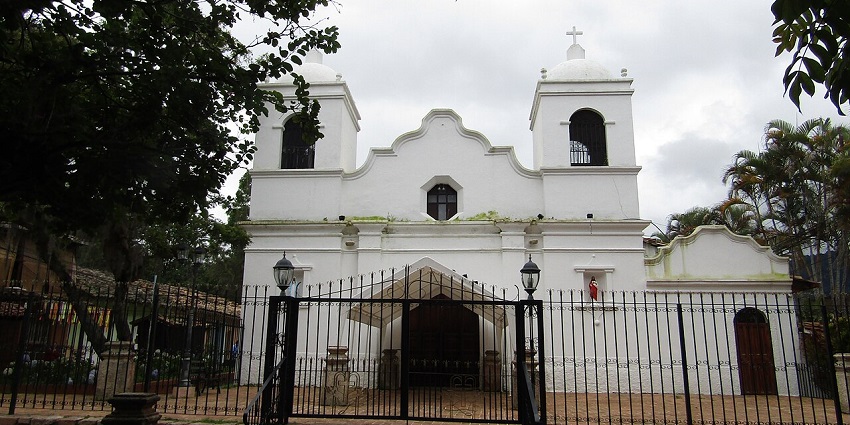 Image of a church in Valle De Angeles, one fo the places to visit in Honduras
