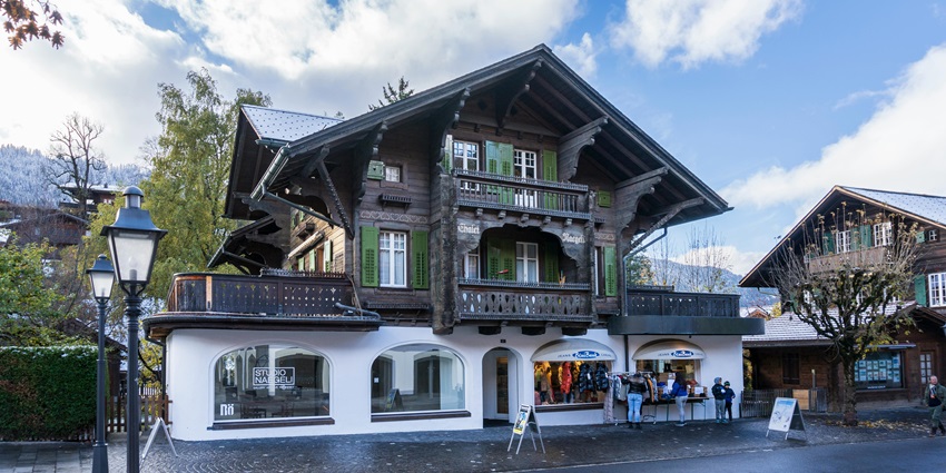 Explore Gstaad’s vibrant art scene with galleries and cultural events showcasing Swiss heritage.