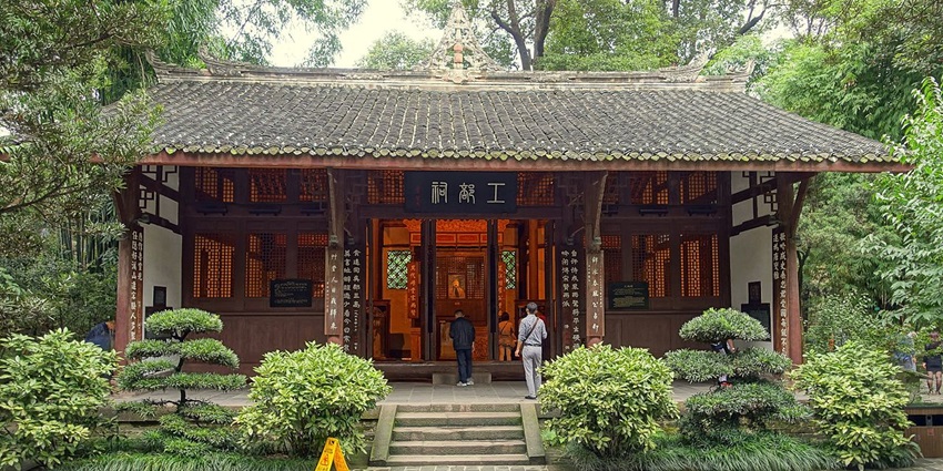 Tranquil garden paths and traditional pavilions surround Du Fu’s reconstructed thatched home.