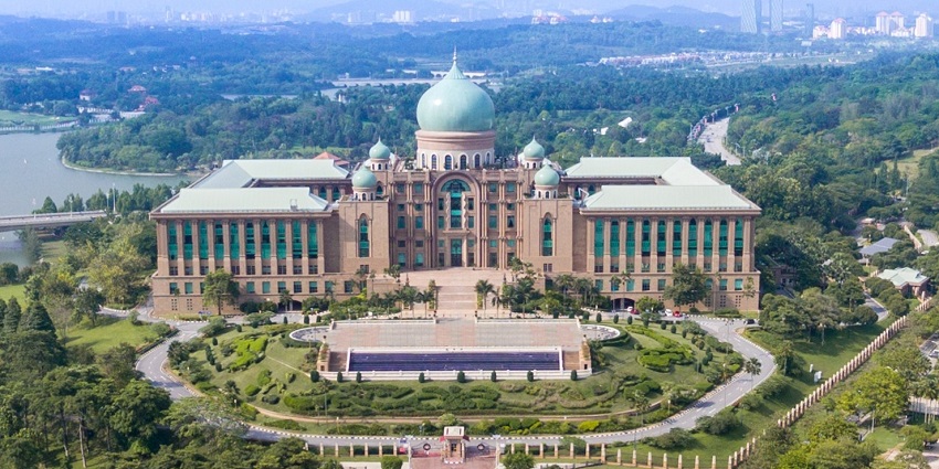 Things to do in Putrajaya include admiring the Prime Minister’s office with its grand Islamic-Mughal design.