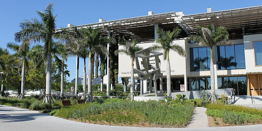 Things to do in Downtown Miami at night include exploring the modern architecture of the Pérez Art Museum Miami by the bay.

