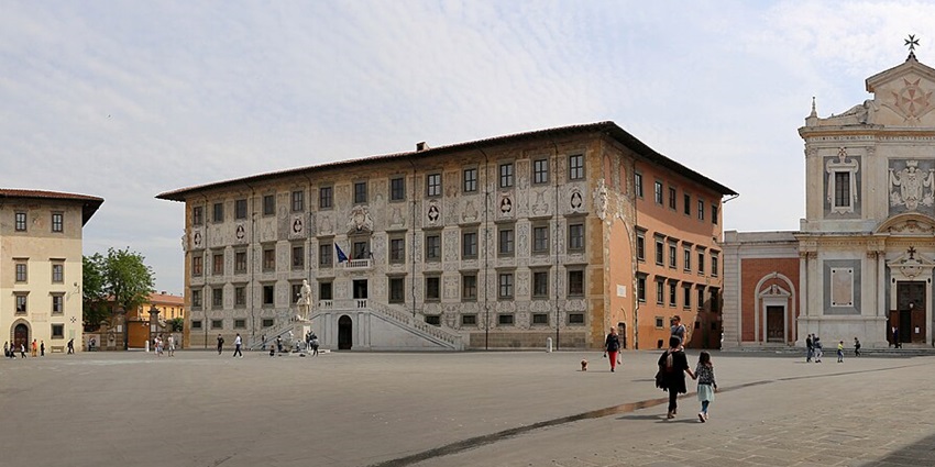 The stunning Palazzo della Carovana in Pisa, located in the vibrant Piazza dei Cavalieri.
