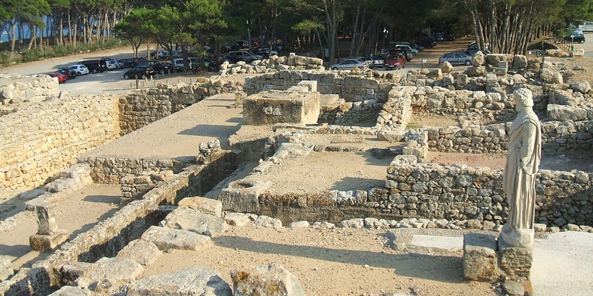 Ancient stone ruins and sea views at the Empúries archaeological site blend Greek and Roman history.
