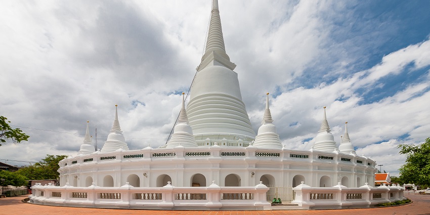 Wat Prayoon’s temple at Turtle Mountain with white architecture and trees in the back.