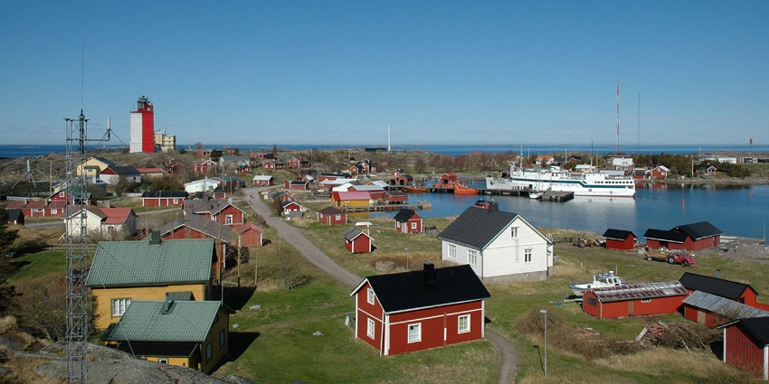 Birdwatcher’s paradise with a historic lighthouse in the Baltic Sea.