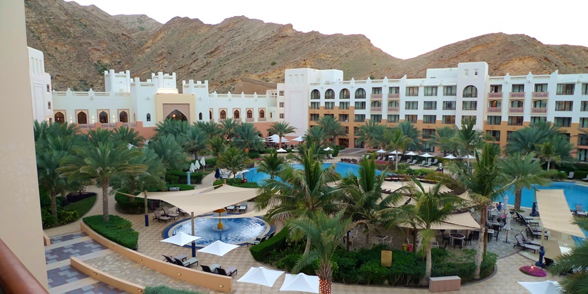 Luxury and budget-friendly island stays in Oman, with Muscat, Salalah, and coastal towns as hubs.
