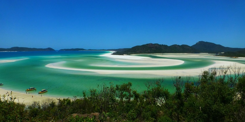 A breathtaking view of the Whitehaven Beach with its splendid white sand and clear waters.