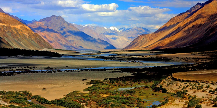 Zanskar Valley’s rugged terrain, the famous frozen river trail, a famous place in Ladakh.
