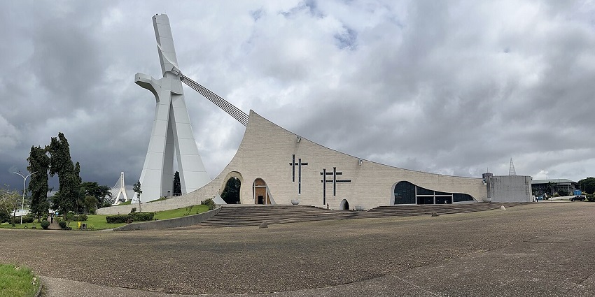 St. Paul’s Cathedral in Abidjan with a tall cross-shaped tower and angular concrete roof, one of the top places to visit in Ivory Coast.
