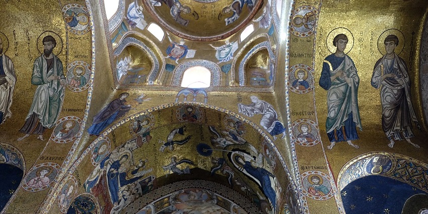 Admiring the intricate Byzantine mosaics is one of the most fascinating things to do in Palermo.
