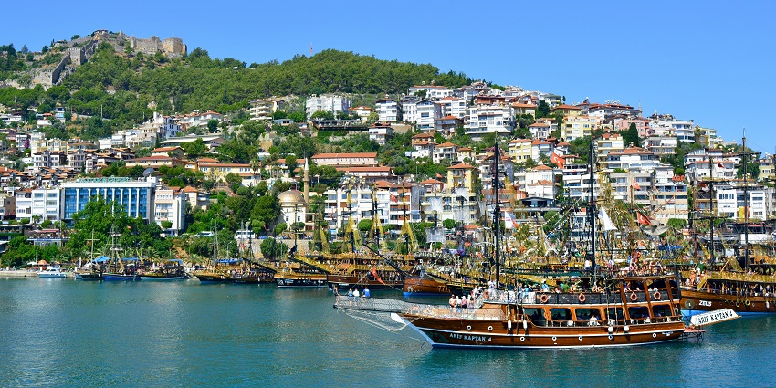 Panoramic Alanya view with coastline and mountains, top places to visit near Antalya.
