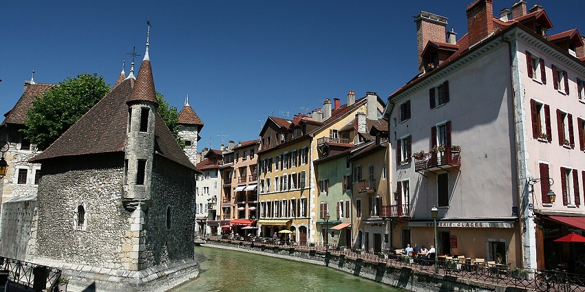 Charming canal and pastel buildings in Annecy, one of the scenic places to visit near Lyon.