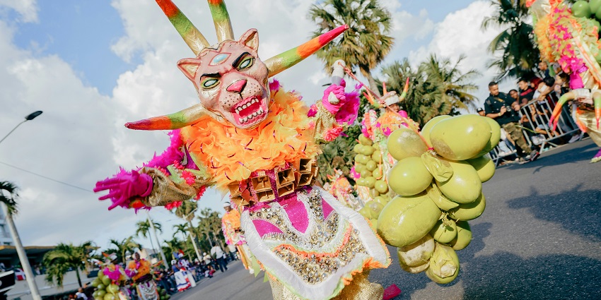 Attend a luau show to enjoy one of the most authentic things to do in Maui, featuring traditional Hawaiian music and dance.
