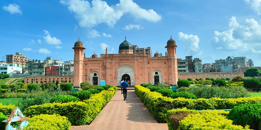 Historic Lalbagh Fort in Dhaka, Bangladesh, with Mughal architecture and landscaped gardens.
