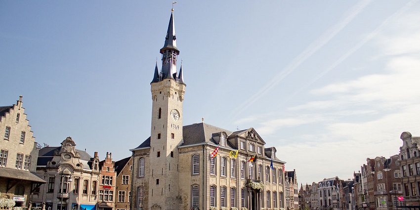 Wide view of Lier Town Hall in Belgium, showing its tall clock tower and cobbled square.