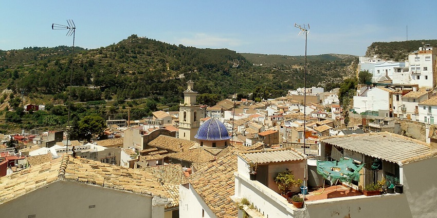 Buñol from above with the traditional Spanish houses, buildings, and green hills, amongst the places to visit near Valencia.