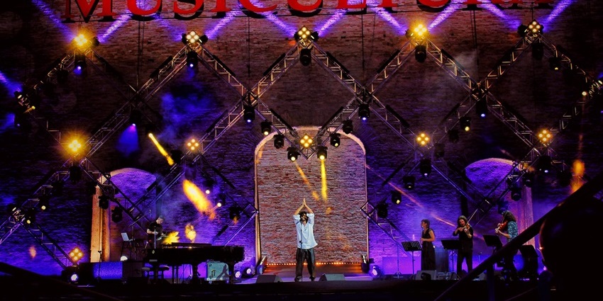 Live Musicultura 2022 show at Macerata’s Sferisterio with stage lights and crowd.