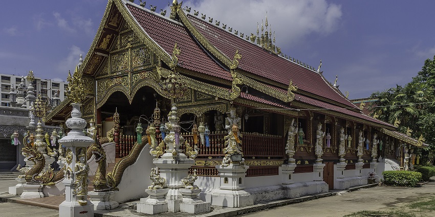 Lanna-style temple in Chiang Rai with a tiered roof, dragon statue, amongst the top places to visit near Chiang Mai.