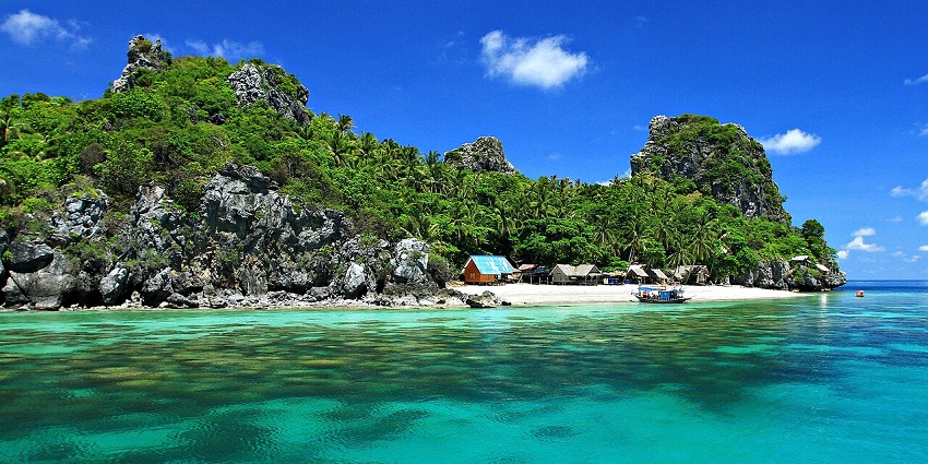 Sea view with green hills in Mu Ko Chumphon National Park, Chumphon, Thailand.