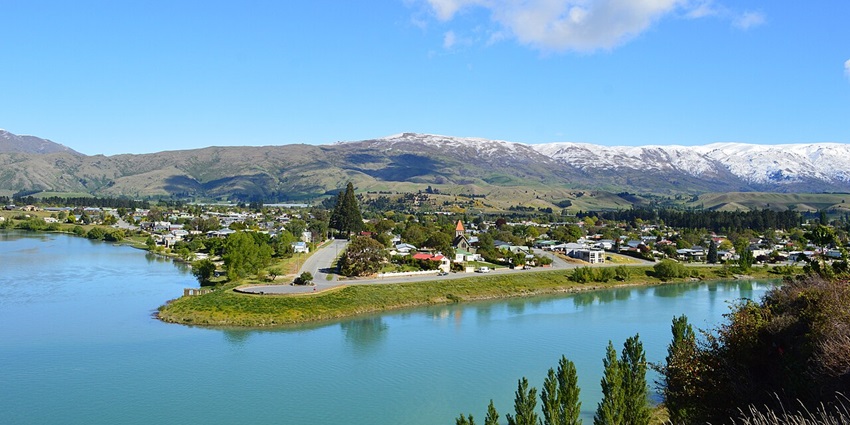 Cromwell town by the lake, one of the picturesque places to visit near Queenstown.
