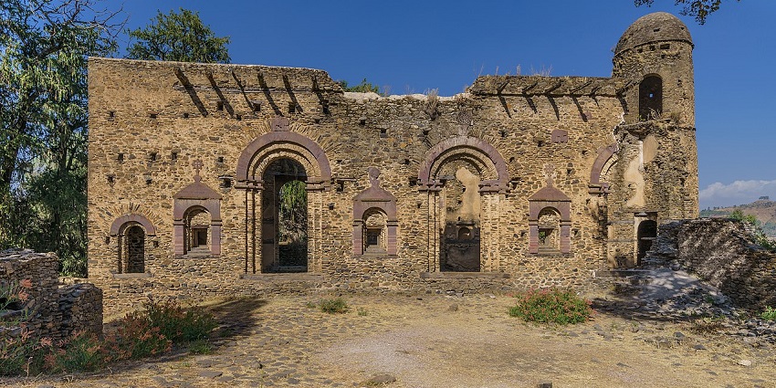 Kuskuam complex with old ruined architecture, broken walls, multiple windows, and gates.
