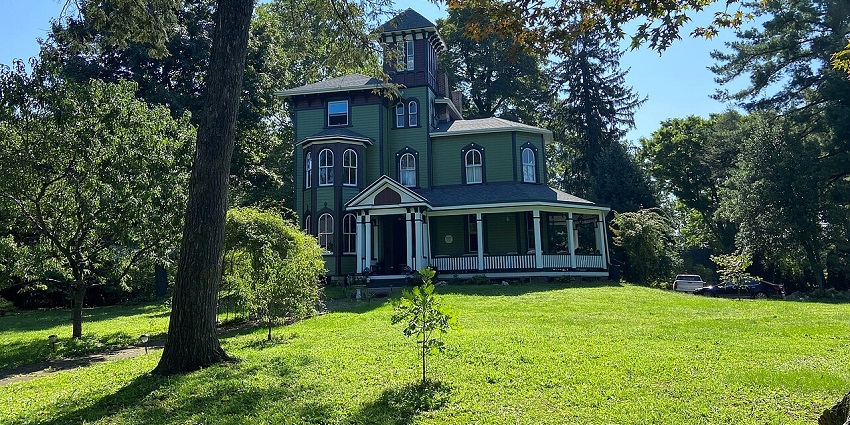 Breeze Hill Mansion wiis th surrounding lawn located in the Bellevue Park neighbourhood.
