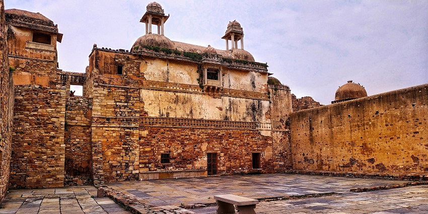 Baradari Fort with historic walls and open views, places to visit for 1 night near Mumbai.
