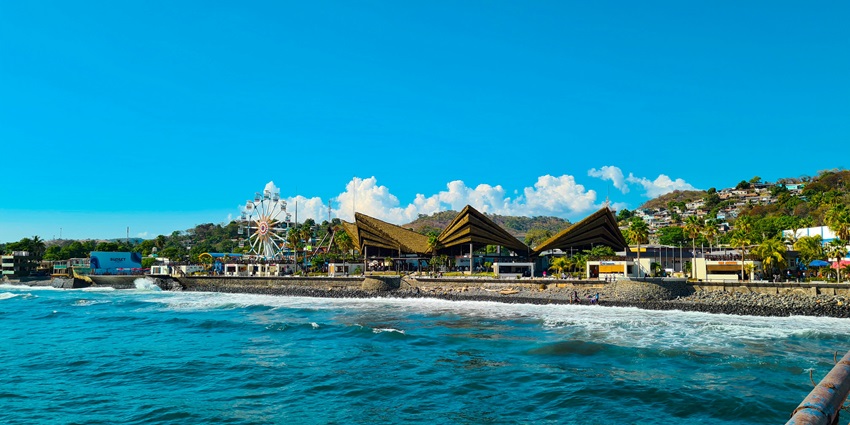 Scenic El Salvador coastline with pristine shores, one of the beautiful places to visit near Mexico.