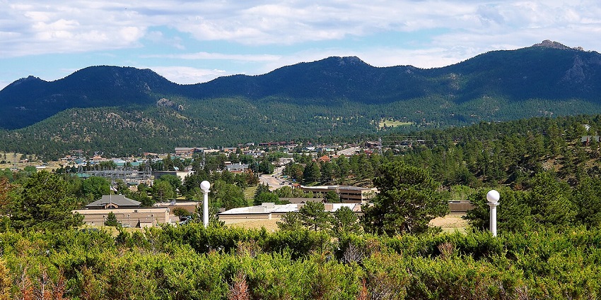 A peaceful mountain town framed by slopes and crisp skies, capturing Estes Park’s charm.