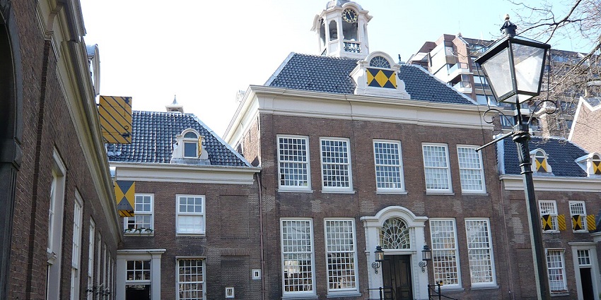 Quiet courtyard garden surrounded by historic buildings in one of Haarlem’s hofjes.
